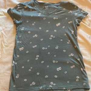 Women’s Gap green w/daisies tight short sleeved favorite t size small